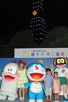 点灯式にて。写真左からオバケのQ太郎、千秋、ドラえもん、鈴木福、鈴木夢、パーマン。