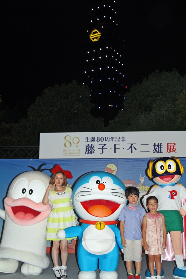 点灯式にて。写真左からオバケのQ太郎、千秋、ドラえもん、鈴木福、鈴木夢、パーマン。