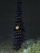 期間限定で東京タワーはドラえもんカラーに。展望台には鈴のマークがライトアップされている。