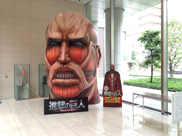 6月に講談社本社にて公開された、超大型巨人のバルーン。