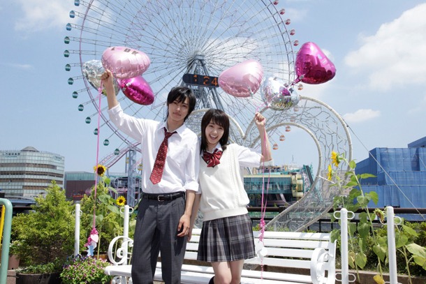 映画「L▼DK」の撮影現場より。左から柊聖役の山崎賢人、葵役の剛力彩芽。