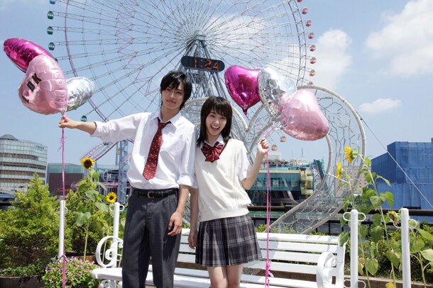 映画「L▼DK」の撮影現場より。左から柊聖役の山崎賢人、葵役の剛力彩芽。