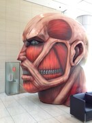 6月に講談社本社にて公開された、超大型巨人のバルーン。