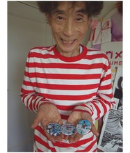 トートバッグ特典の缶バッジを持つ楳図かずお。(c)楳図かずお