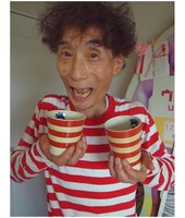 フリーカップ（左）・ビアカップ（右）を持つ楳図かずお。(c)楳図かずお