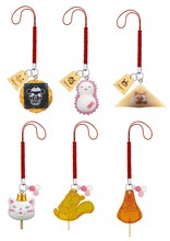 「3月のライオン 三日月堂和菓子ストラップ」。上段左から「ウミノグマせんべい」「ふくふくダルマ」「桂馬ニャー八つ橋」、下段左から「王様猫キャンディー」「リスポッケ先生べっこう飴」「ボドロべっこう飴」。（c）羽海野チカ/白泉社