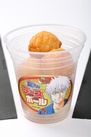 「ジャンプグルメタウン」にて提供される「銀さんチーズボール」。(c)SHUEISHA Inc. All rights reserved.