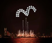 神奈川新聞花火大会で打ち上げられる「こちら葛飾区亀有公園前派出所」花火のイメージ。(c)SHUEISHA Inc. All rights reserved.