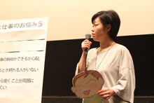 悩みごとにコメントする伊藤理佐。