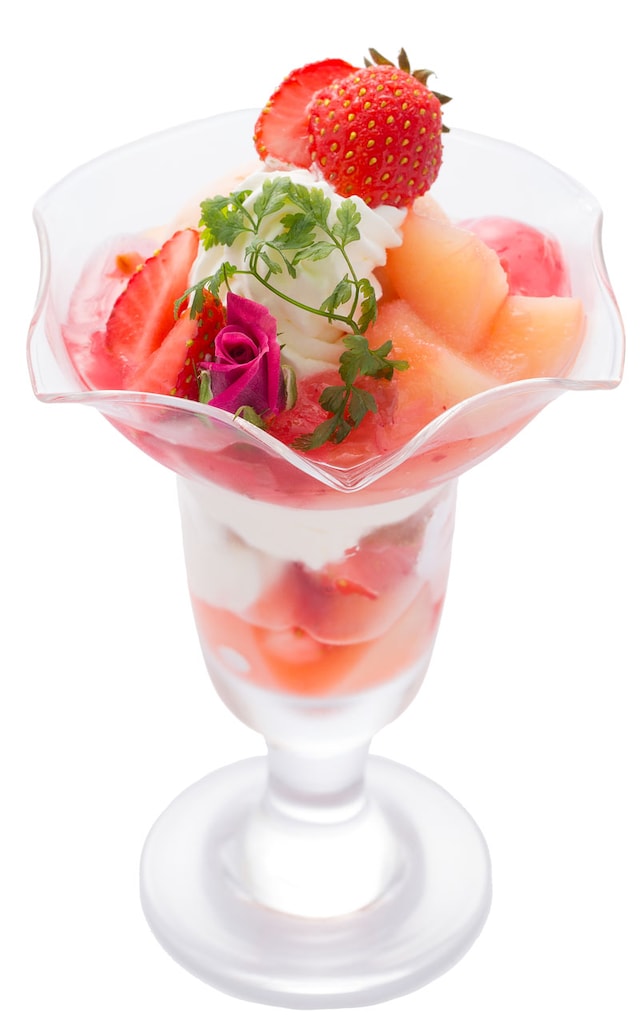 となりの怪物くん「甘酸っぱいパフェ」（735円）※Cafe White Roseのみで販売。