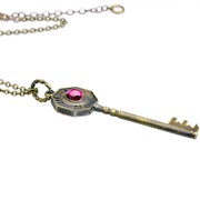 「ジョジョの奇妙な冒険」第5部に登場した鍵を再現したネックレス「キラッキラリ」(c)LUCKY LAND COMMUNICATIONS / SHUEISHA