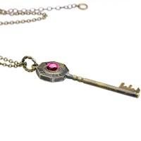 「ジョジョの奇妙な冒険」第5部に登場した鍵を再現したネックレス「キラッキラリ」(c)LUCKY LAND COMMUNICATIONS / SHUEISHA