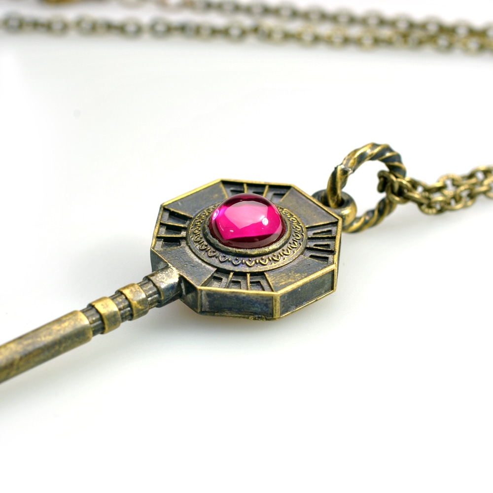 「ジョジョの奇妙な冒険」第5部に登場した鍵を再現したネックレス「キラッキラリ」(c)LUCKY LAND COMMUNICATIONS / SHUEISHA