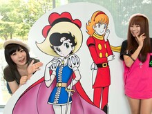 サファイア、フランソワーズ（003）とポーズを決める、でんぱ組.incの（写真左から）夢眠ねむ、成瀬瑛美。