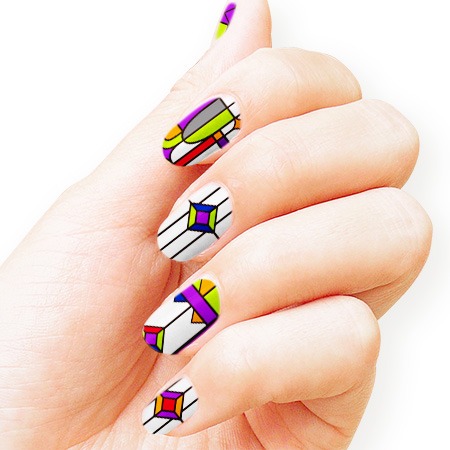 「EVA CoordiNail by VlliVlli A-Type（ステンドグラス）」の装着イメージ。(c)khara