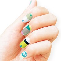 「EVA CoordiNail by VlliVlli D-Type（レイ）」の装着イメージ。(c)khara