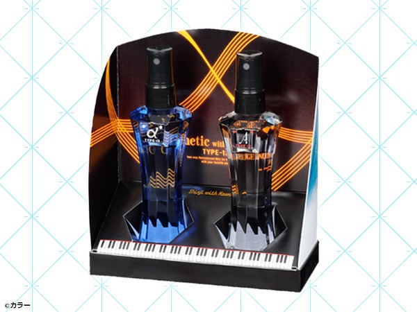 「Cosmetic with EVANGELION 2WAY フレグランスミスト TYPE-13」を箱に収めた様子。(c)カラー