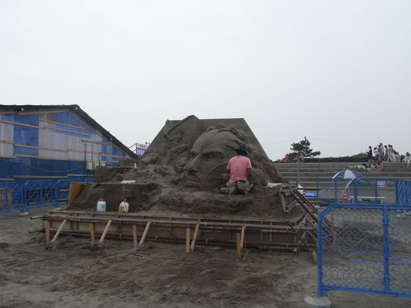7月31日時点での「進撃の巨人」サンドアートの様子。（写真は制作過程段階のもの）