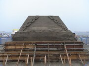 7月31日時点での「進撃の巨人」サンドアートの様子。（写真は制作過程段階のもの）