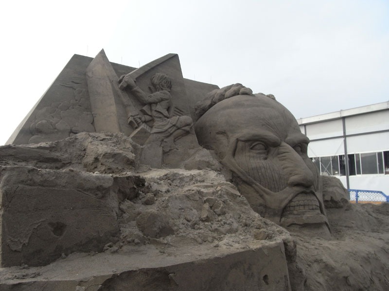7月31日時点での「進撃の巨人」サンドアートの様子。（写真は制作過程段階のもの）