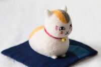 ニャンコ先生の羊毛フェルト人形。（人形制作／須佐沙知子 撮影／有賀傑）