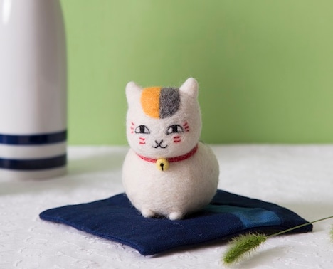 ニャンコ先生の羊毛フェルト人形。（人形制作／須佐沙知子 撮影／有賀傑）