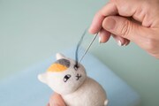 ニャンコ先生の羊毛フェルト人形。（人形制作／須佐沙知子 撮影／有賀傑）
