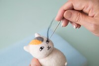 ニャンコ先生の羊毛フェルト人形。（人形制作／須佐沙知子 撮影／有賀傑）