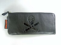 スカルの型押しが施された「牛革製薄型L字ウォレット」。