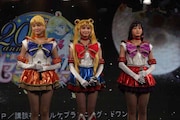 (左から)セーラーヴィーナス役の坂田しおり、セーラームーン役の大久保聡美、セーラーマーズ役の七木奏音。
