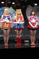 （左から）セーラーヴィーナス役の坂田しおり、セーラームーン役の大久保聡美、セーラーマーズ役の七木奏音。
