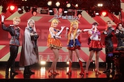 本日8月4日に東京・ニコファーレで開催された製作発表会にて、ポーズを決めるミュージカル「美少女戦士セーラームーン -La Reconquista-」の出演陣。