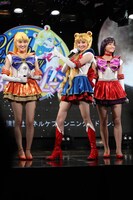 スクリーンの向こう側からももいろクローバーZに促され、ポーズを決めたセーラームーン役の大久保聡美（写真中央）。