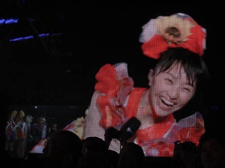 スクリーンに映し出された百田夏菜子。