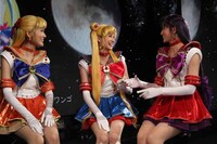 会見後、コミックナタリーの取材に応じたキャストたち。