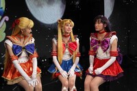 会見後、コミックナタリーの取材に応じたキャストたち。