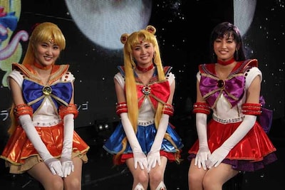 会見後、コミックナタリーの取材に応じたキャストたち。（左から）セーラーヴィーナス役の坂田しおり、セーラームーン役の大久保聡美、セーラーマーズ役の七木奏音。