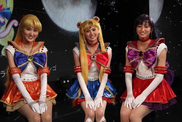 会見後、コミックナタリーの取材に応じたキャストたち。（左から）セーラーヴィーナス役の坂田しおり、セーラームーン役の大久保聡美、セーラーマーズ役の七木奏音。