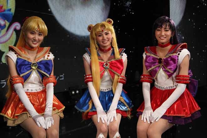 会見後、コミックナタリーの取材に応じたキャストたち。(左から)セーラーヴィーナス役の坂田しおり、セーラームーン役の大久保聡美、セーラーマーズ役の七木奏音。