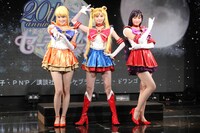 それぞれのポーズを決めるミュージカル「美少女戦士セーラームーン -La Reconquista-」キャスト。（左から）セーラーヴィーナス役の坂田しおり、セーラームーン役の大久保聡美、セーラーマーズ役の七木奏音。セーラーマーキュリー役の松浦雅とセーラージュピター役の高橋ユウは会場に足を運べなかったため、モニターで紹介された。