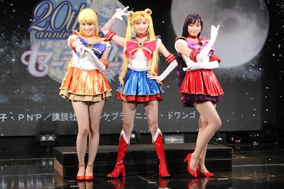 それぞれのポーズを決めるミュージカル「美少女戦士セーラームーン -La Reconquista-」キャスト。（左から）セーラーヴィーナス役の坂田しおり、セーラームーン役の大久保聡美、セーラーマーズ役の七木奏音。セーラーマーキュリー役の松浦雅とセーラージュピター役の高橋ユウは会場に足を運べなかったため、モニターで紹介された。
