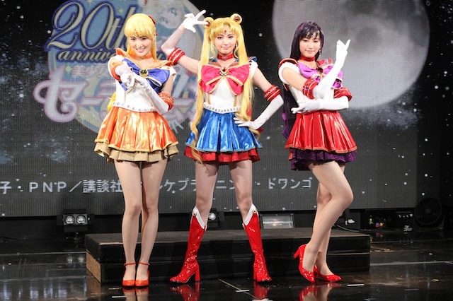 それぞれのポーズを決めるミュージカル「美少女戦士セーラームーン -La Reconquista-」キャスト。（左から）セーラーヴィーナス役の坂田しおり、セーラームーン役の大久保聡美、セーラーマーズ役の七木奏音。セーラーマーキュリー役の松浦雅とセーラージュピター役の高橋ユウは会場に足を運べなかったため、モニターで紹介された。