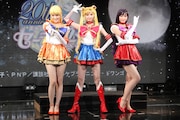 それぞれのポーズを決めるミュージカル「美少女戦士セーラームーン -La Reconquista-」キャスト。(左から)セーラーヴィーナス役の坂田しおり、セーラームーン役の大久保聡美、セーラーマーズ役の七木奏音。セーラーマーキュリー役の松浦雅とセーラージュピター役の高橋ユウは会場に足を運べなかったため、モニターで紹介された。