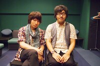 写真左より羽多野渉、小野友樹。