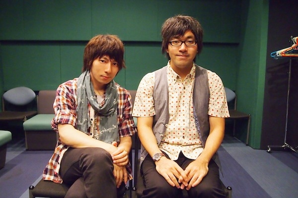 写真左より羽多野渉、小野友樹。