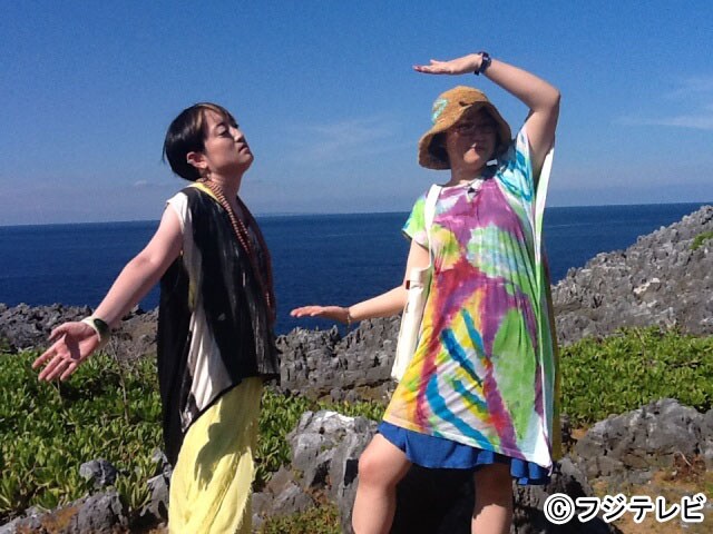 「久保×みね こじらせ女子旅」より、沖縄を満喫する能町みね子（左）と久保ミツロウ（右）。