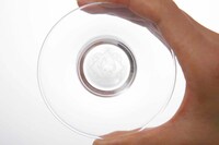 サンドブラスト加工により、底に「丸の内ガール」が描かれている。(c) Moyoco Anno