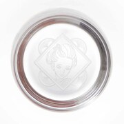 サンドブラスト加工により、底に「丸の内ガール」が描かれている。(c) Moyoco Anno