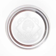 サンドブラスト加工により、底に「丸の内ガール」が描かれている。(c) Moyoco Anno