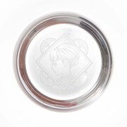 サンドブラスト加工により、底に「丸の内ガール」が描かれている。(c) Moyoco Anno